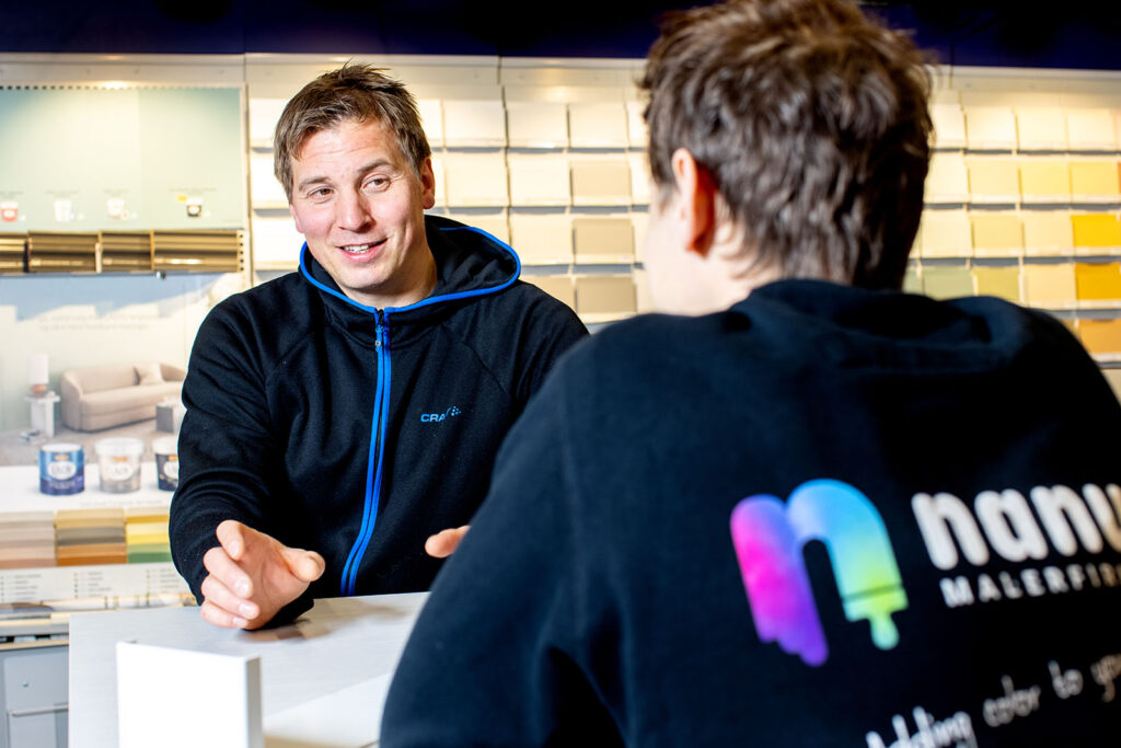 Mats Arnøy hos Lindahl fargehandel i samtale med proffkunde Nanu Malerfirma i Narvik.