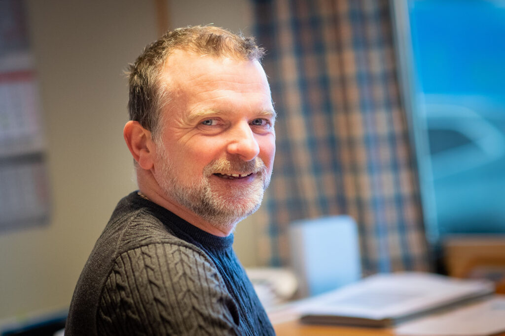 Administrerende direktør Geir Vidar Haugen hos Hålogaland Element ser betydningen av et godt humør på arbeidsplassen.