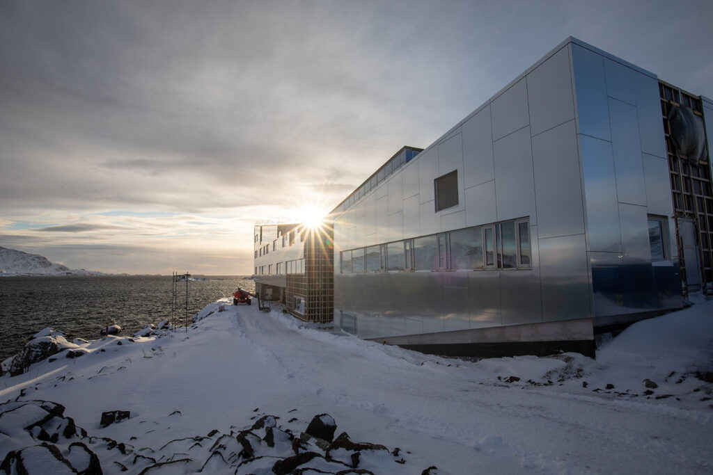 Det nye STIM-bygget på Leknes i Lofoten er mektig plassert omgitt av spektakulære og værharde omgivelser. Her skal Atlanterprodukter bekle taket med grønt Sedumtak.