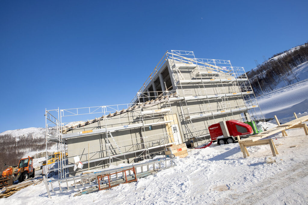 Narvik Bygg under arbeid på prosjektet med Kvanndal transformatorstasjon i Bjerkvik. Foto: Michael Ulriksen.