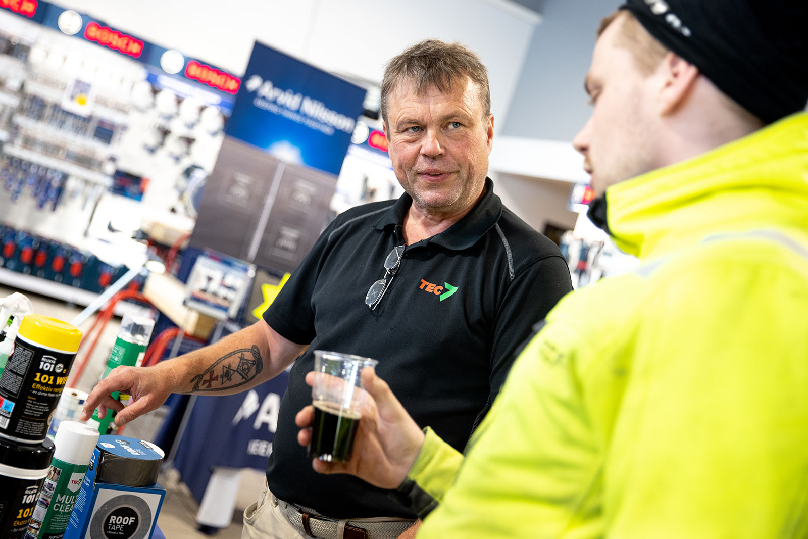 Sten Tore Johansen fra Reflekta var kommet helt fra Hamar for å fortelle kundene mer om deres mange lime-, fuge-, og renseprodukter.